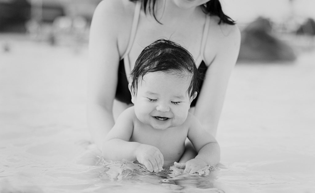 zwemmen met baby mama en baby in zwembad